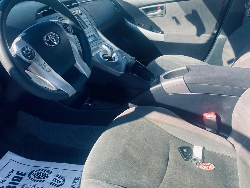Toyota Prius Vehicle Full-screen Gallery Image 11