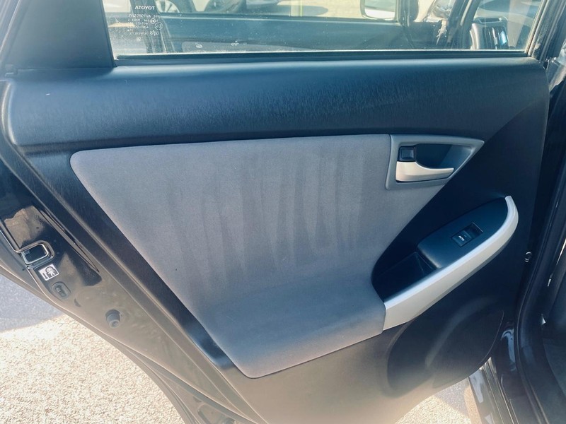 Toyota Prius Vehicle Full-screen Gallery Image 12