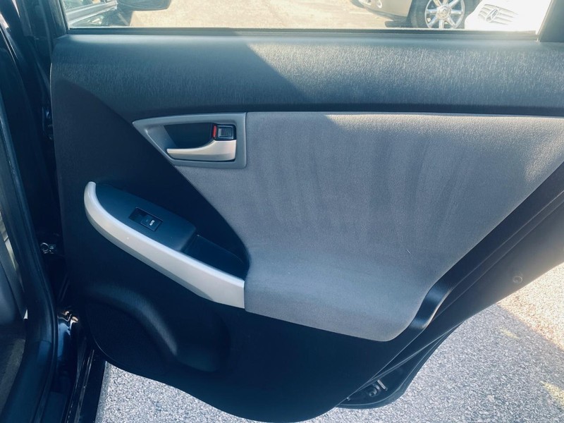 Toyota Prius Vehicle Full-screen Gallery Image 16