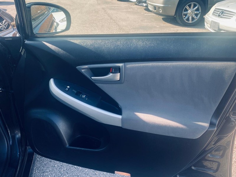 Toyota Prius Vehicle Full-screen Gallery Image 18