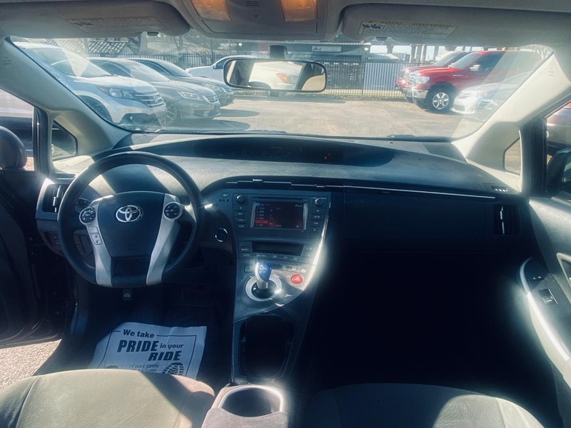 Toyota Prius Vehicle Full-screen Gallery Image 21