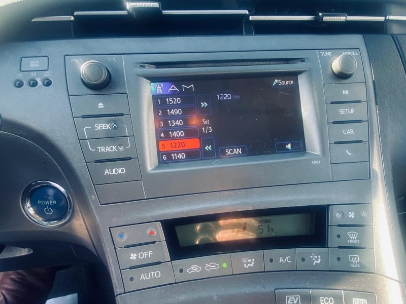 Toyota Prius Vehicle Full-screen Gallery Image 24