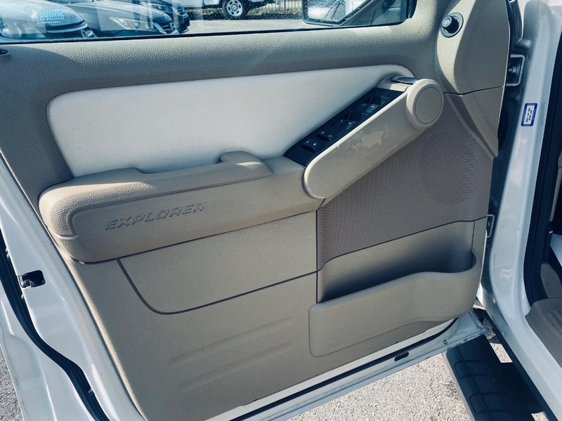 Ford Explorer Sport Trac Vehicle Full-screen Gallery Image 11