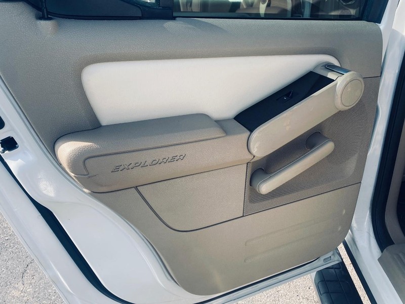 Ford Explorer Sport Trac Vehicle Full-screen Gallery Image 13