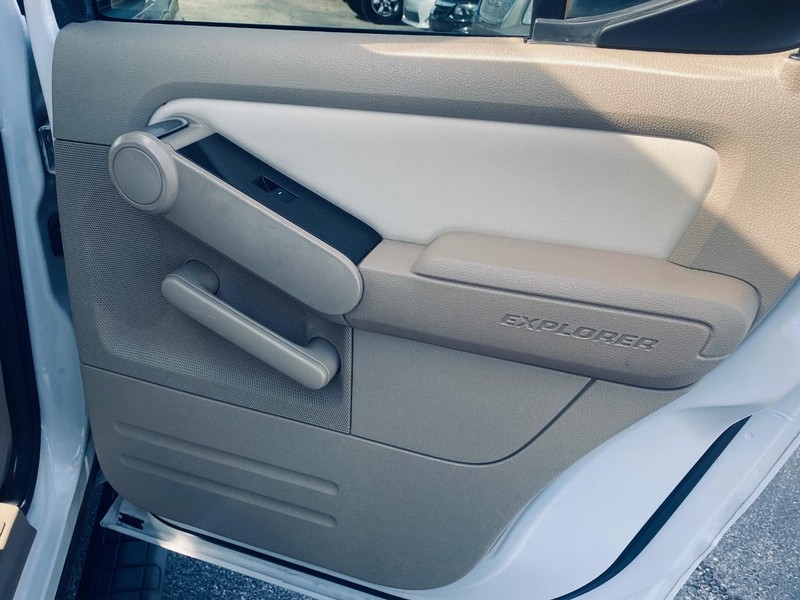 Ford Explorer Sport Trac Vehicle Full-screen Gallery Image 16