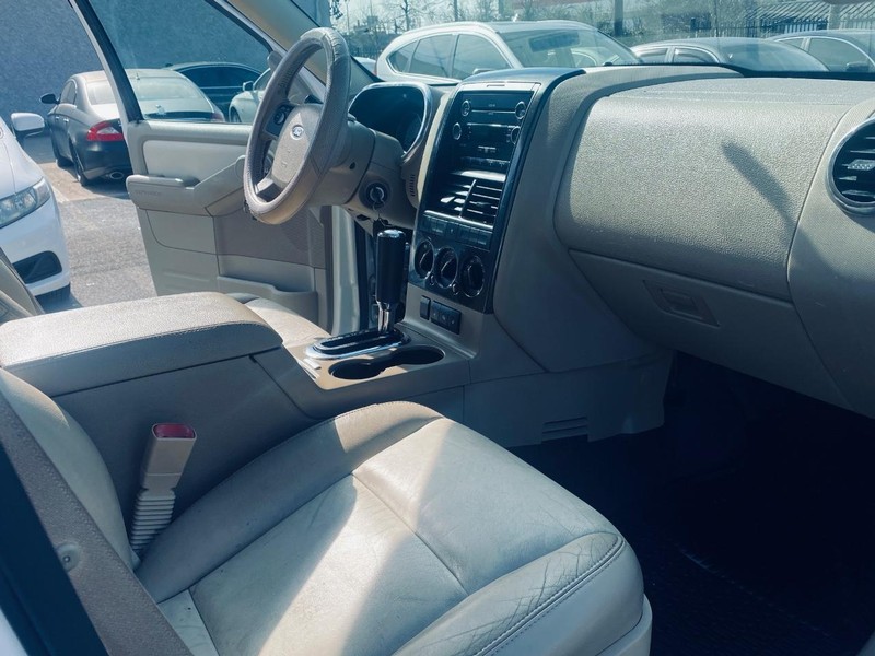Ford Explorer Sport Trac Vehicle Full-screen Gallery Image 19