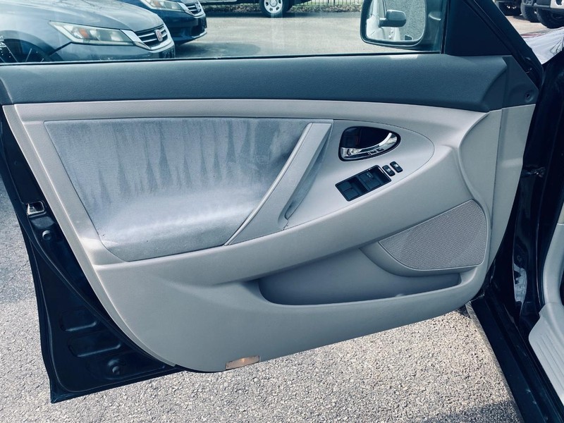Toyota Camry Vehicle Full-screen Gallery Image 11