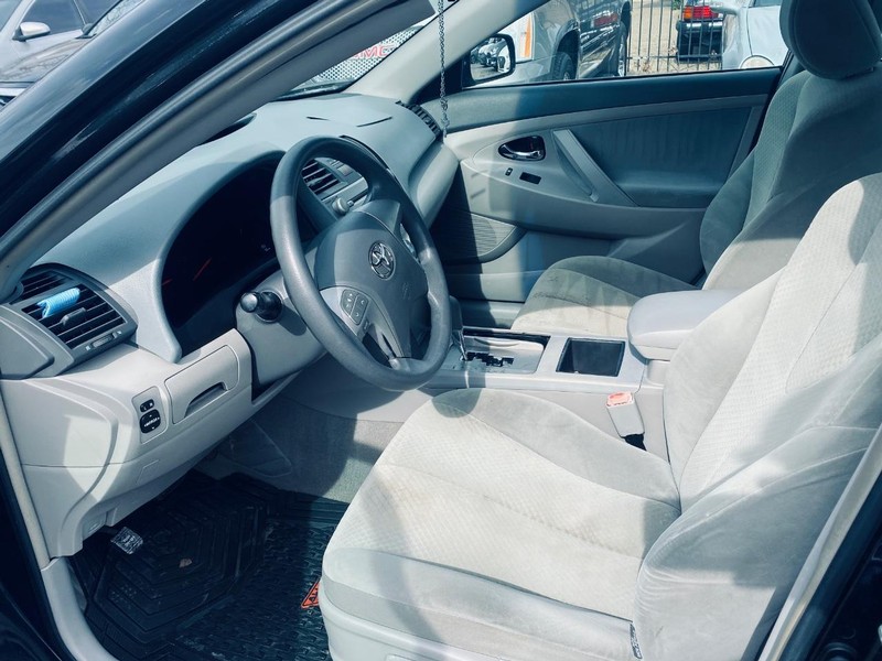 Toyota Camry Vehicle Full-screen Gallery Image 12