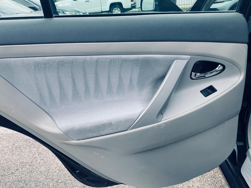 Toyota Camry Vehicle Full-screen Gallery Image 13