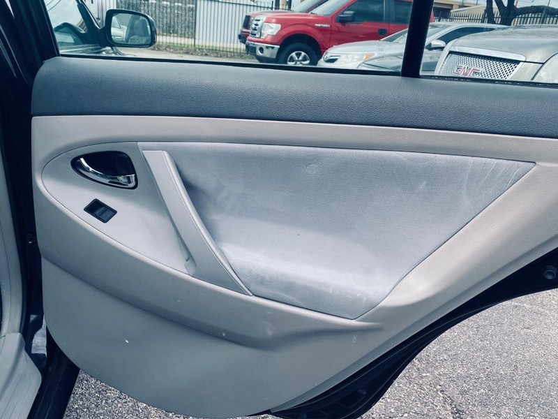 Toyota Camry Vehicle Full-screen Gallery Image 16