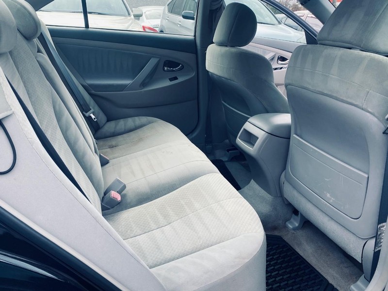 Toyota Camry Vehicle Full-screen Gallery Image 17