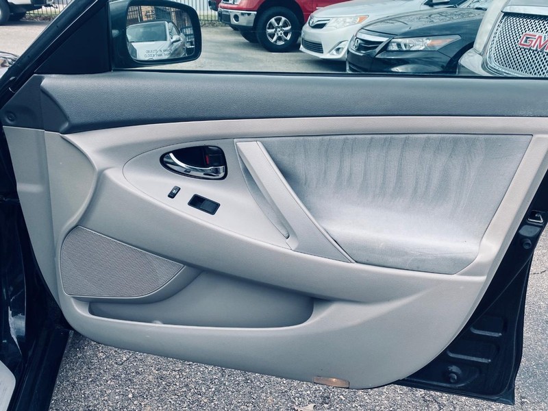 Toyota Camry Vehicle Full-screen Gallery Image 18