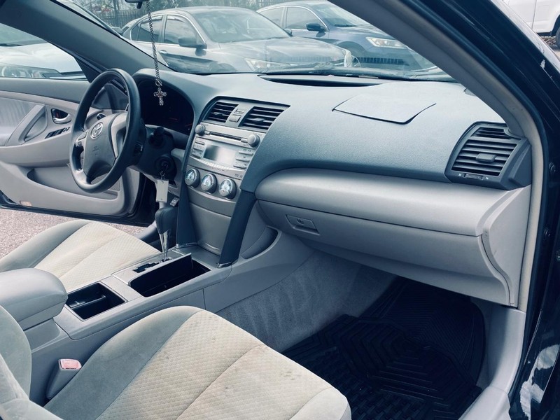 Toyota Camry Vehicle Full-screen Gallery Image 19
