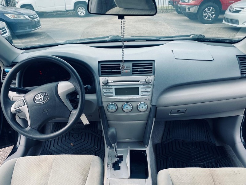 Toyota Camry Vehicle Full-screen Gallery Image 21