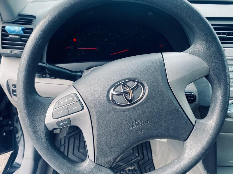 Toyota Camry Vehicle Full-screen Gallery Image 22