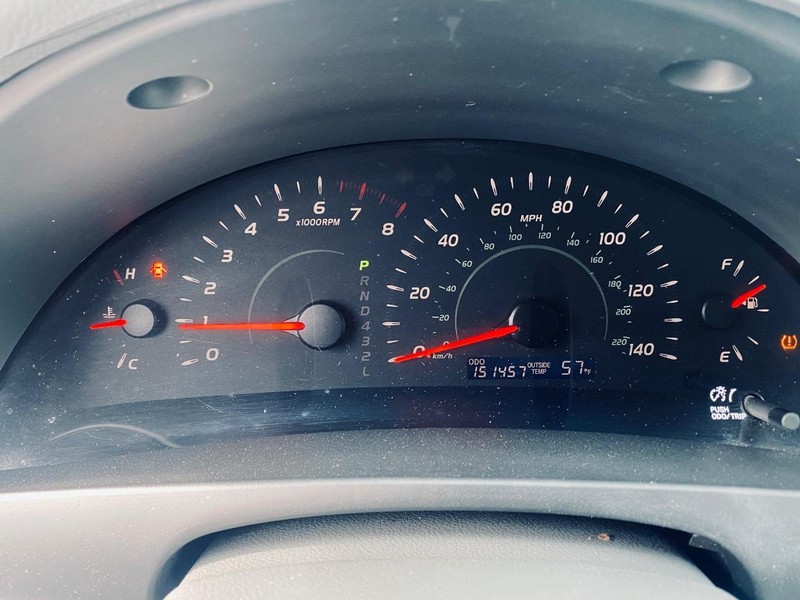 Toyota Camry Vehicle Full-screen Gallery Image 23