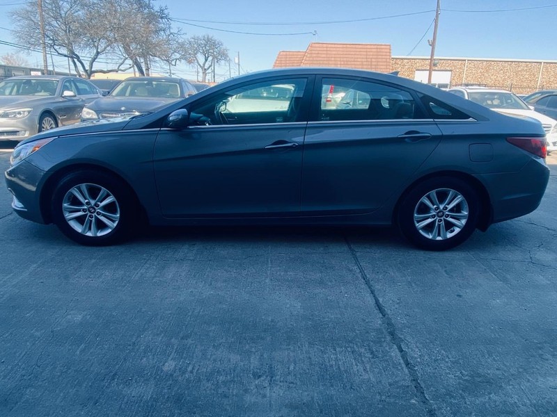 Hyundai Sonata Vehicle Full-screen Gallery Image 02