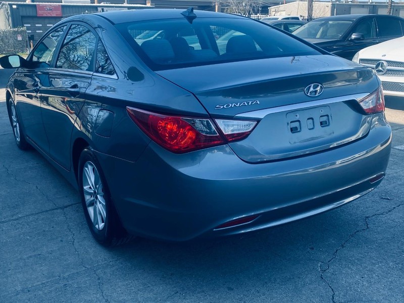 Hyundai Sonata Vehicle Full-screen Gallery Image 03