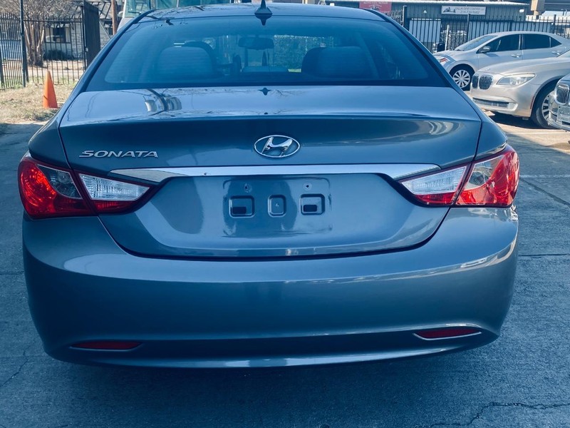 Hyundai Sonata Vehicle Full-screen Gallery Image 04