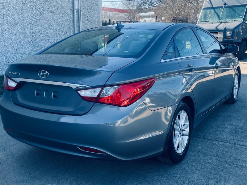 Hyundai Sonata Vehicle Full-screen Gallery Image 06