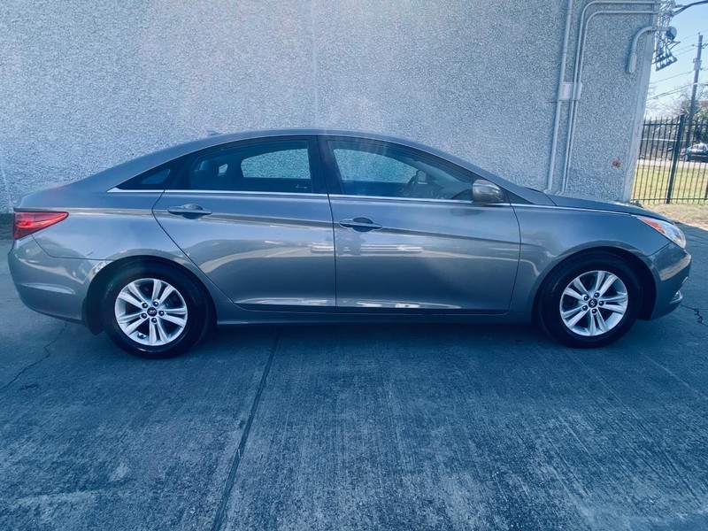 Hyundai Sonata Vehicle Full-screen Gallery Image 07