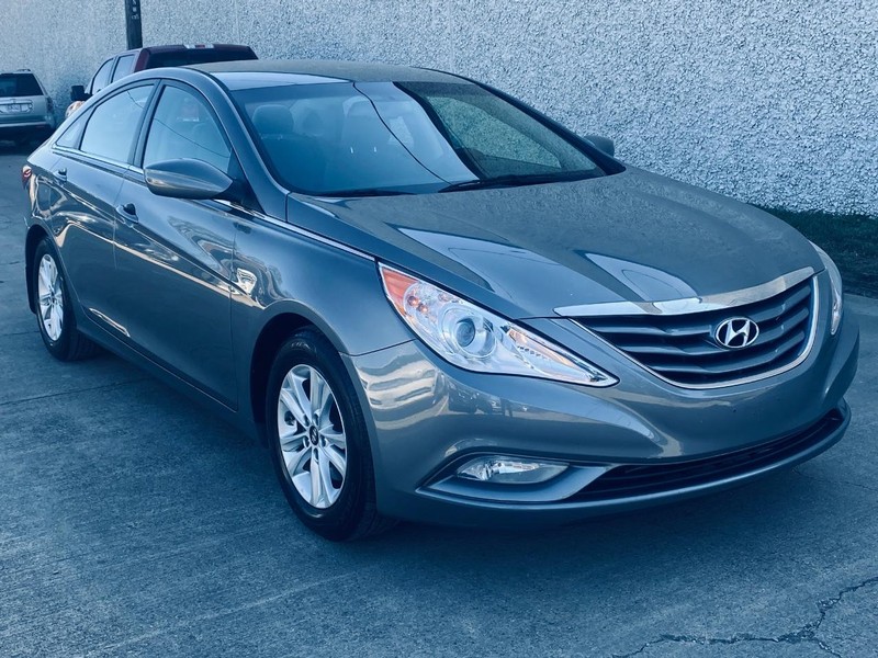 Hyundai Sonata Vehicle Full-screen Gallery Image 08