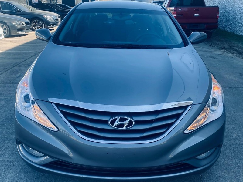 Hyundai Sonata Vehicle Full-screen Gallery Image 09