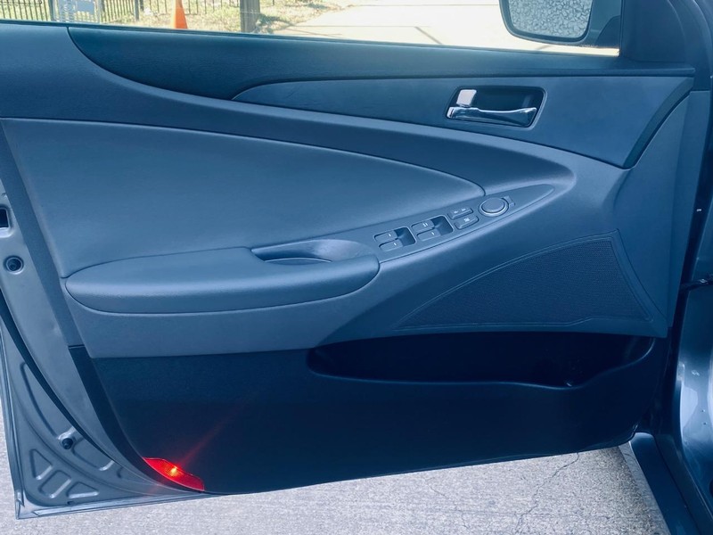 Hyundai Sonata Vehicle Full-screen Gallery Image 11