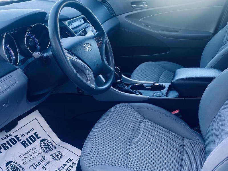 Hyundai Sonata Vehicle Full-screen Gallery Image 12