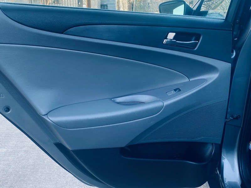 Hyundai Sonata Vehicle Full-screen Gallery Image 13