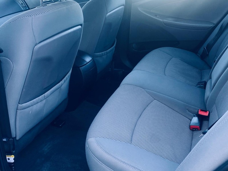 Hyundai Sonata Vehicle Full-screen Gallery Image 14