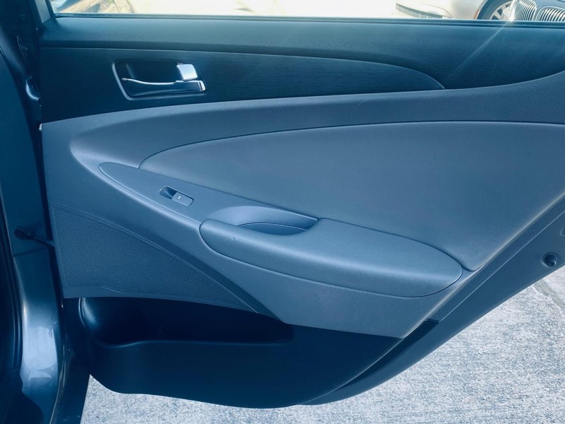 Hyundai Sonata Vehicle Full-screen Gallery Image 16