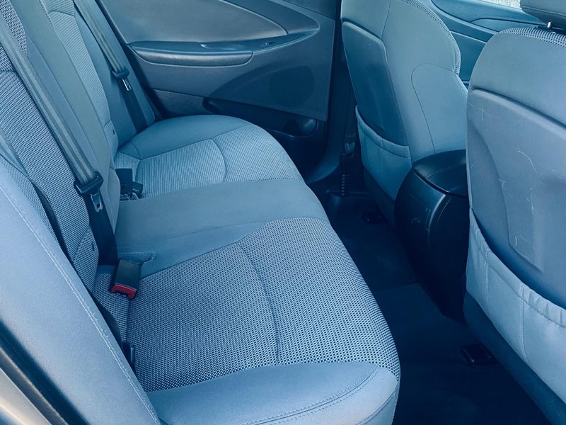 Hyundai Sonata Vehicle Full-screen Gallery Image 17