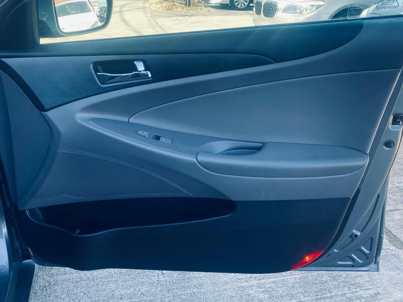 Hyundai Sonata Vehicle Full-screen Gallery Image 18