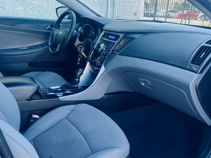 Hyundai Sonata Vehicle Full-screen Gallery Image 19