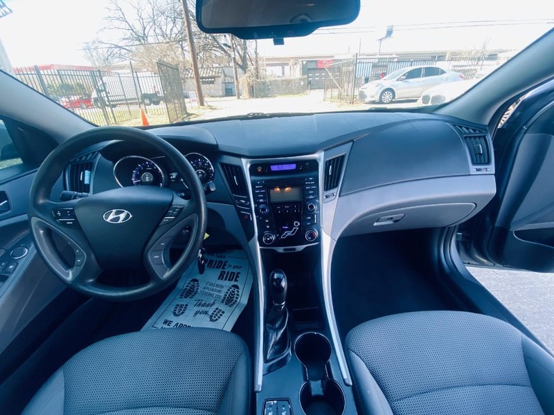 Hyundai Sonata Vehicle Full-screen Gallery Image 21