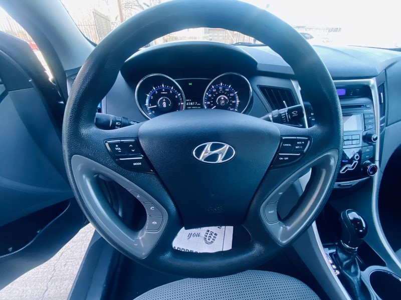 Hyundai Sonata Vehicle Full-screen Gallery Image 22