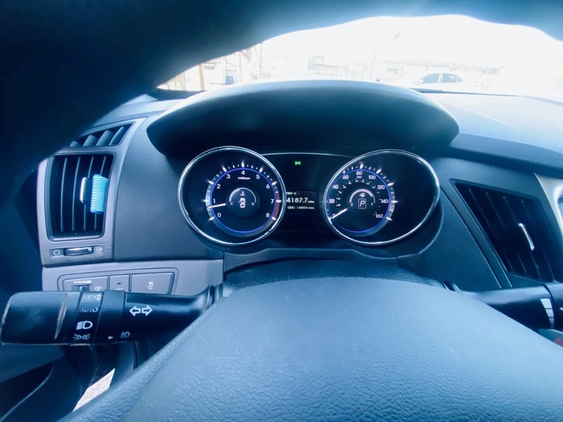 Hyundai Sonata Vehicle Full-screen Gallery Image 23