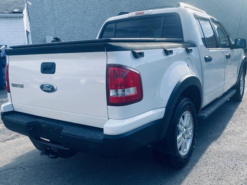 Ford Explorer Sport Trac Vehicle Full-screen Gallery Image 03