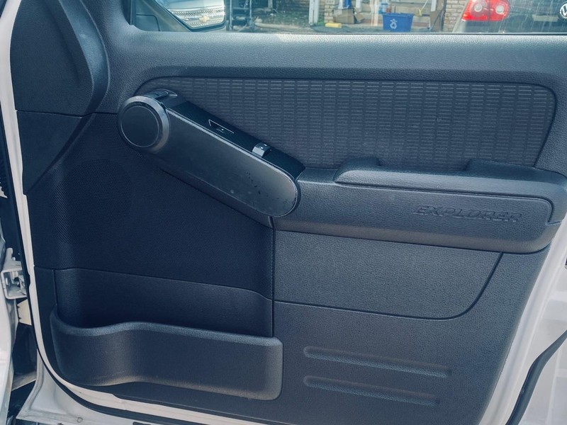 Ford Explorer Sport Trac Vehicle Full-screen Gallery Image 16