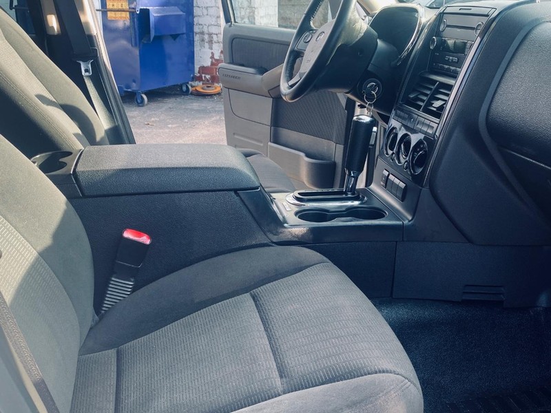 Ford Explorer Sport Trac Vehicle Full-screen Gallery Image 22