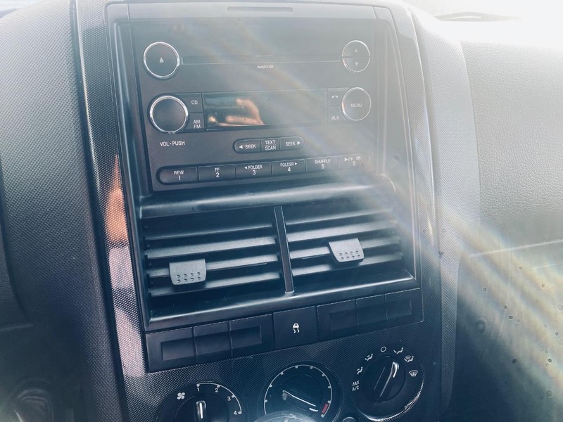 Ford Explorer Sport Trac Vehicle Full-screen Gallery Image 23