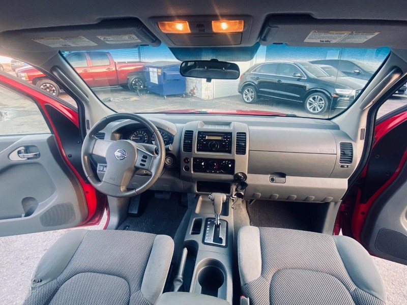 Nissan Frontier Vehicle Full-screen Gallery Image 24