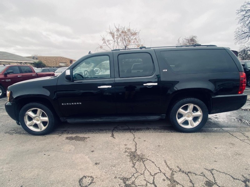 Chevrolet Suburban Vehicle Full-screen Gallery Image 02