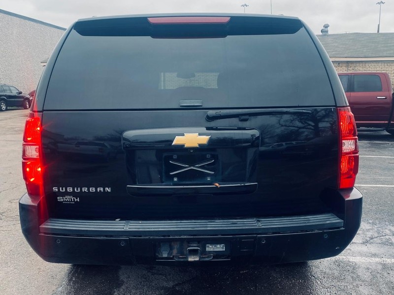Chevrolet Suburban Vehicle Full-screen Gallery Image 04
