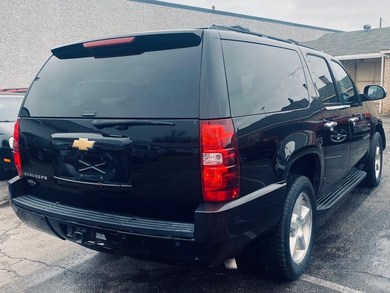 Chevrolet Suburban Vehicle Full-screen Gallery Image 06