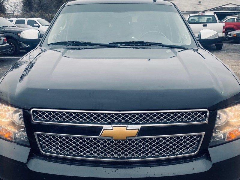 Chevrolet Suburban Vehicle Full-screen Gallery Image 07
