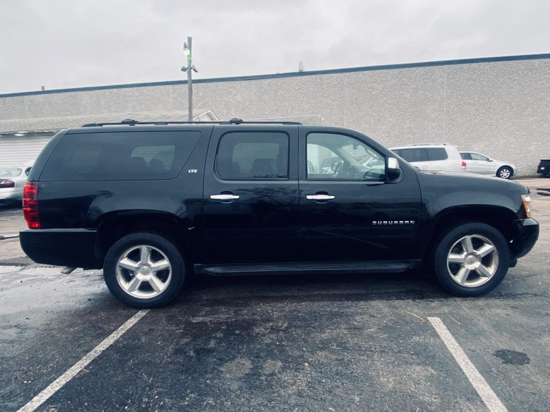 Chevrolet Suburban Vehicle Full-screen Gallery Image 09
