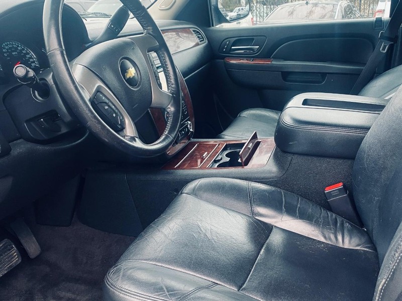Chevrolet Suburban Vehicle Full-screen Gallery Image 11