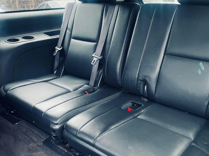 Chevrolet Suburban Vehicle Full-screen Gallery Image 17